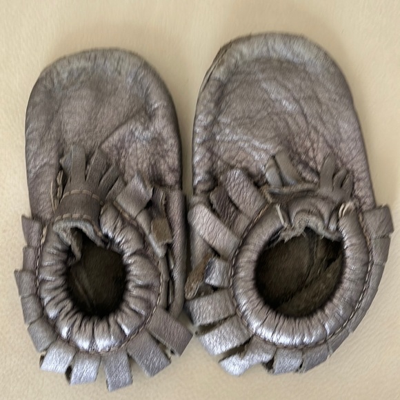 Freshly Picked Silver Toddler Moccasins - Picture 1 of 4